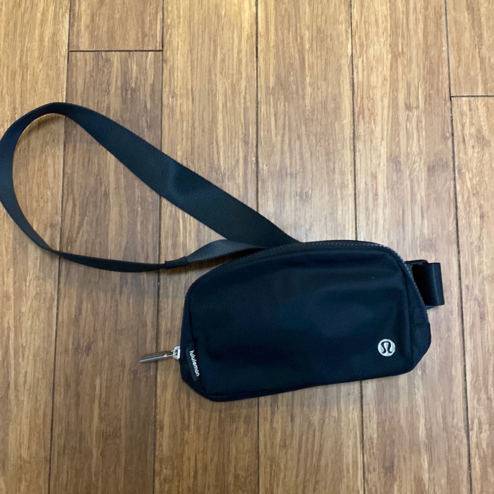 NWT Lululemon everywhere bag